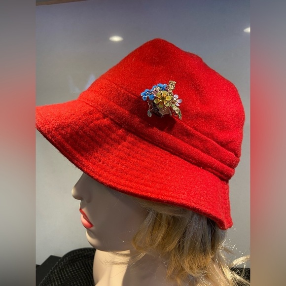 Virgin Mary Floral Basket Gold Tone Brooch Pin - Picture 11 of 11